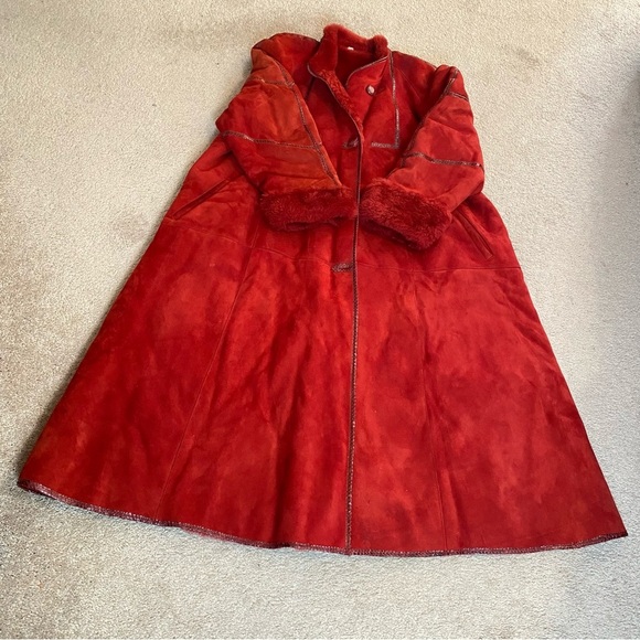VINTAGE 100% Authentic Red Shearling Coat with leather trim​ - Picture 9 of 13